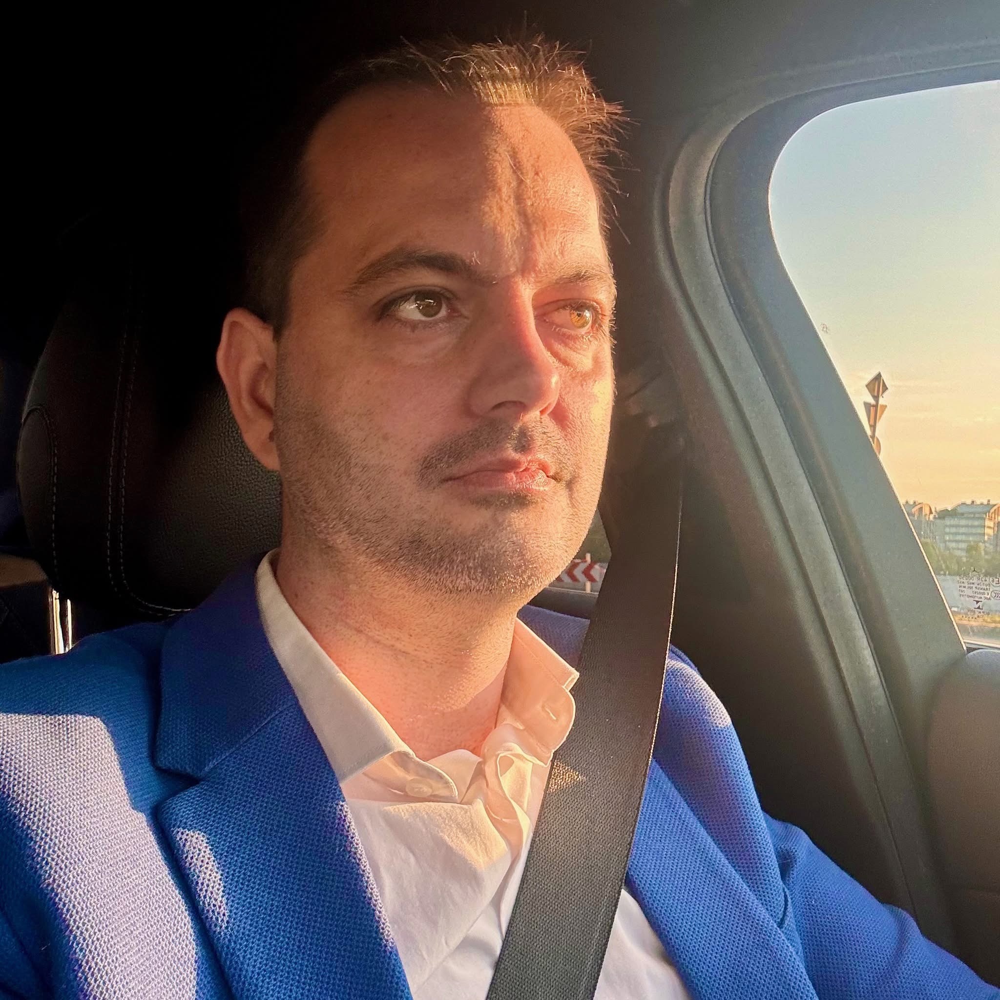 Varga Csaba napfényben, útközben